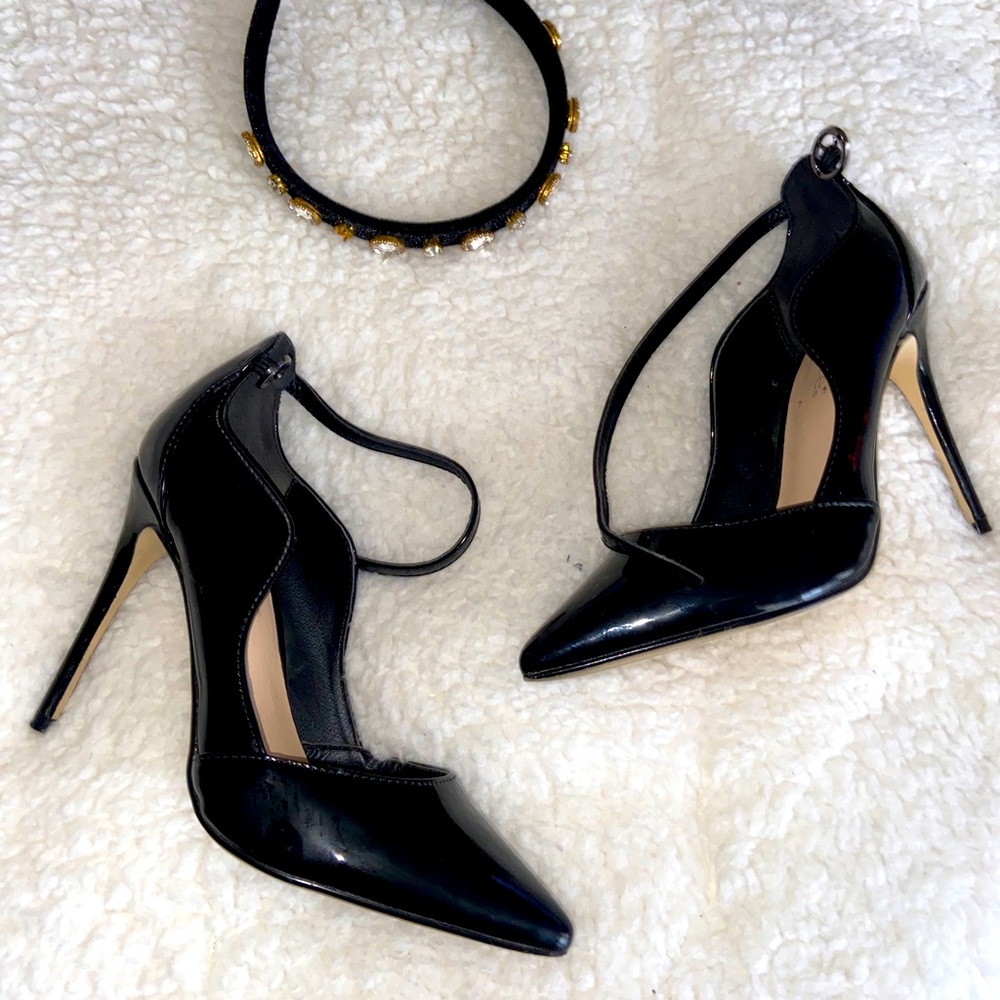 Black pumps